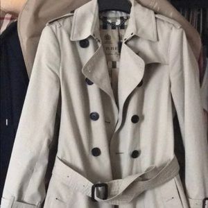 Burberry Sandringham Stone Trenchcoat